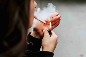 چرا مصرف سیگار در میان زنان ایرانی رو به افزایش است؟