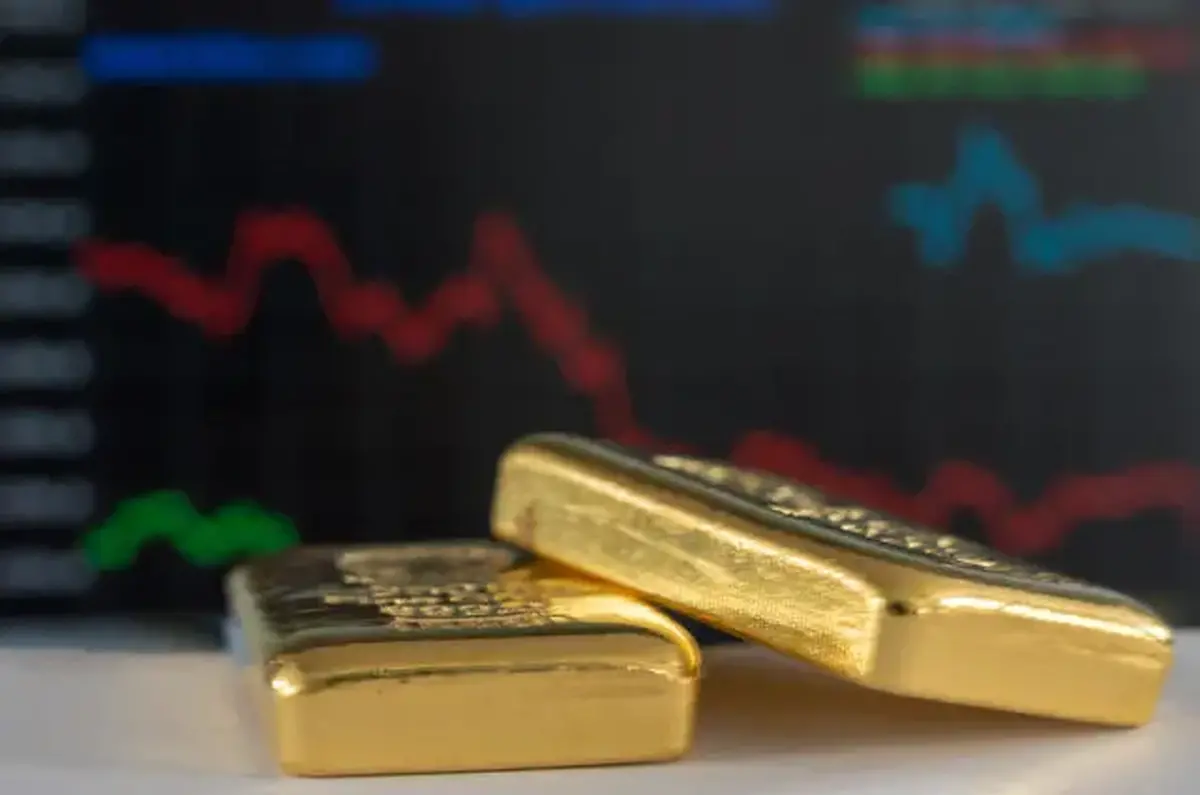 بررسی دقیق قیمت‌ها و روند بازار طلای آبشده در سال ۱۴۰۴